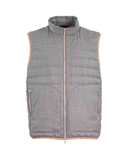 Shop BRUNELLO CUCINELLI Saldi Gilet: Brunello Cucinelli piumino leggero senza maniche in tela di lana vergine.
Chiusura con zip e doppio cursore.
Fodera in nylon idrorepellente.
Due tasche interne con bottone e un portapenna.
Tasche basse con zip.
Imbottitura: 90% piumino d'oca, 10% piuma d'oca.
Composizione: 100% LANA VERGINE.
Fabbricato in Italia.. MB4071913-CUJ72